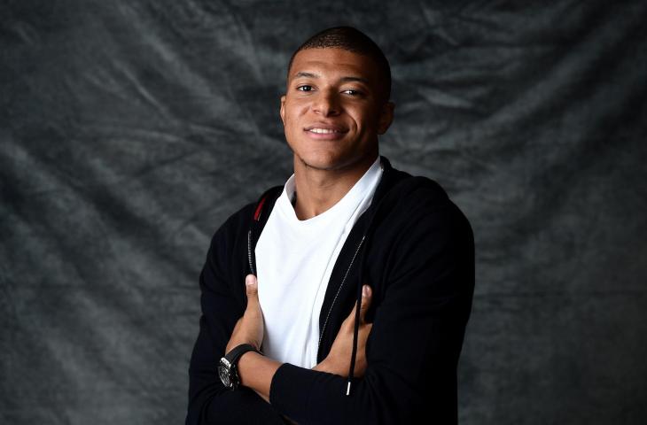 Pemain Timnas Prancis dan Paris Saint Germain, Kylian Mbappe saat foto untuk wawancara dengan AFP soal kontrak barunya bersama merek jam Swiss luxury Hublot (8/11/2018) (AFP)