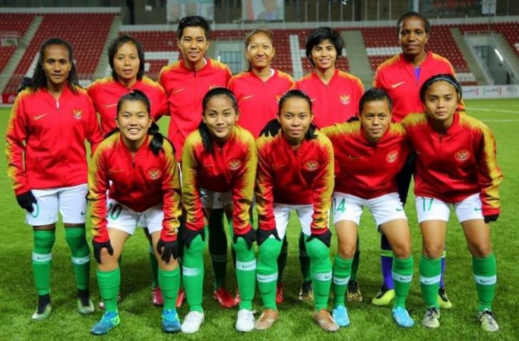 Timnas Wanita Indonesia berfoto bersama sebelum melawan Palestina di laga kualifikasi sepak bola wanita untuk Olimpiade 2020