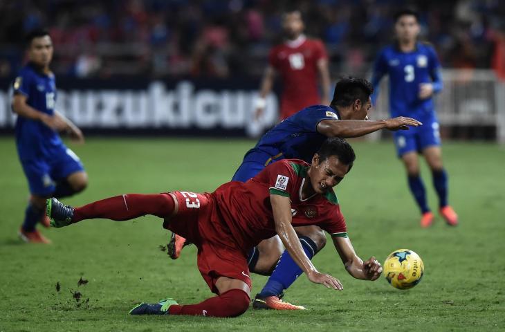 Pemain Timnas Indonesia, Hansamu Yama Pranata terjatuh usai ditekel pemain Thailand pada final Piala AFF 2016 di Stadion Rajamangala, Bangkok (17/12/2016) (AFP)