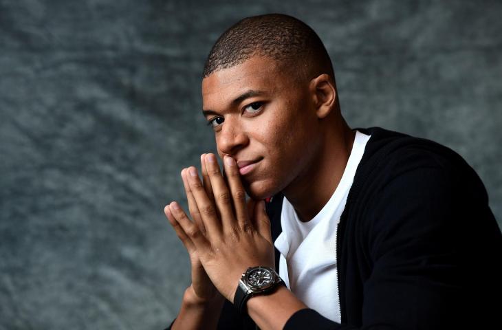 Pemain Timnas Prancis dan Paris Saint Germain, Kylian Mbappe saat foto untuk wawancara dengan AFP soal kontrak barunya bersama merek jam Swiss luxury Hublot (8/11/2018) (AFP)