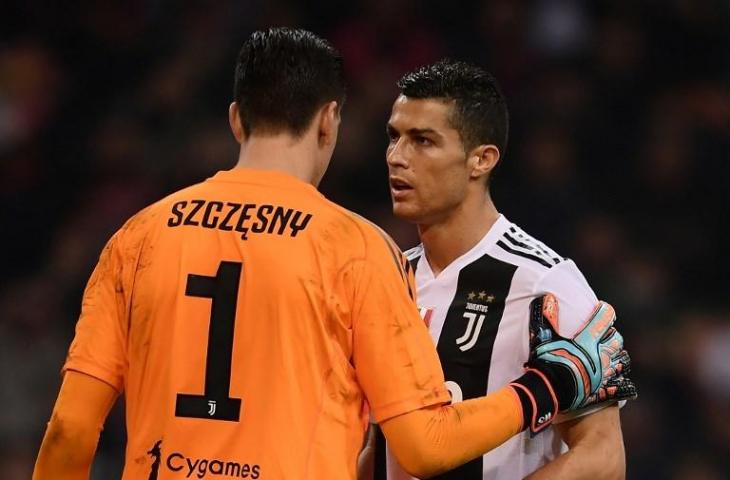 Cristiano Ronaldo berbicara kepada Wojciech Szczesny sebelum menggagalkan tendangan penalti Gonzalo Higuain pada 11 November 2018 (Marco Bertorello/AFP)