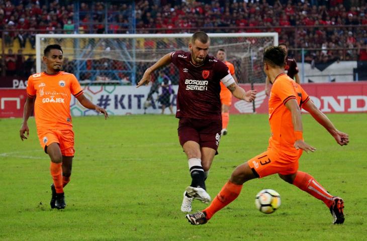 Pemain PSM Makassar Willem Jan Pluim (tengah) berusaha melewati pemain Persija Jakarta Gunawan Dwi Cahyo (kanan) dan Rizki Ramdani Lestaluhu (kiri) dalam lanjutan Liga 1 di Stadion Andi Mattalatta, Makassar, Sulawesi Selatan, Jumat (16/11/2018). Pertandingan antara tuan rumah PSM Makassar dengan Persija Jakarta berakhir imbang 2-2. (ANTARA FOTO/Abriawan Abhe)