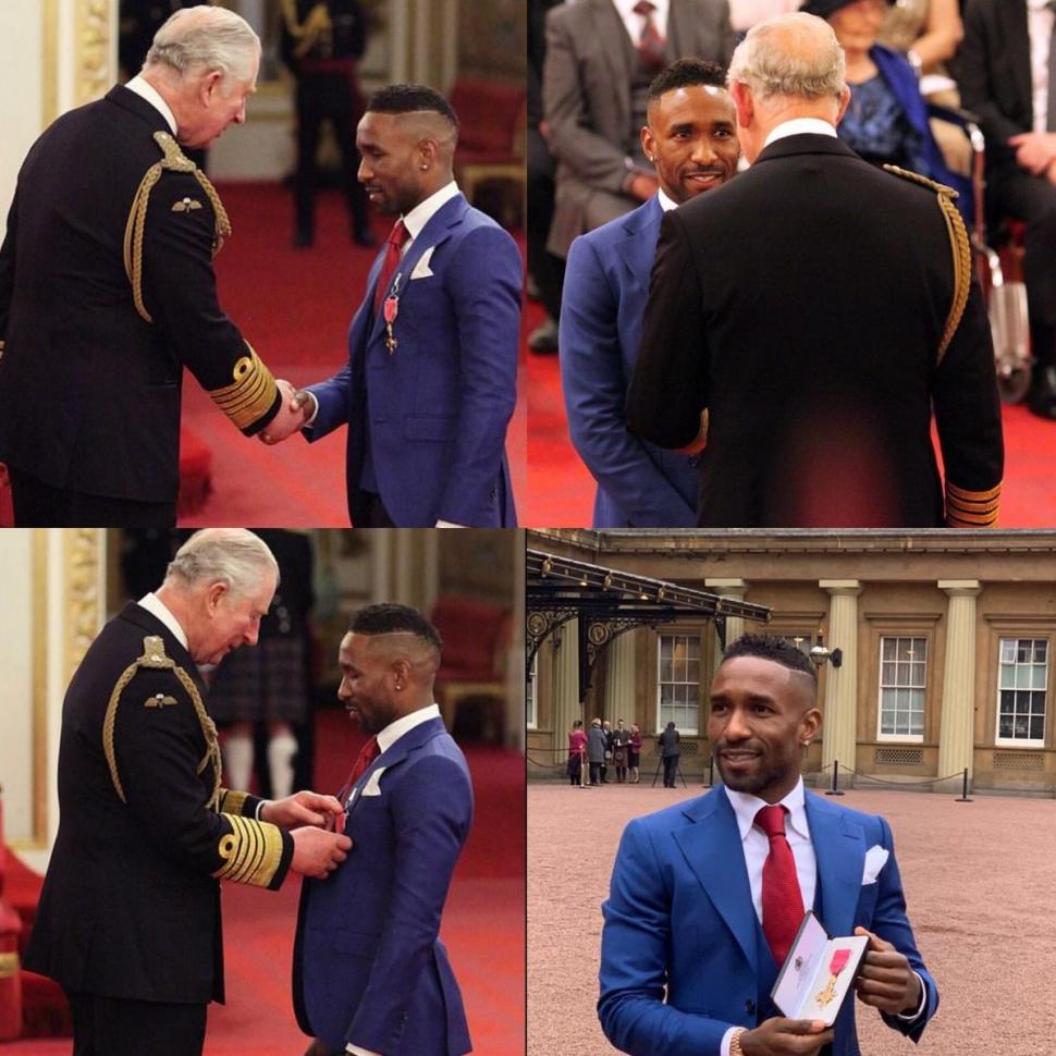 Pemain Timnas Inggris dan Bournemouth, Jermain Defoe berfoto bersama medali Order of the British Empire (OBE) di Istana Buckingham, London (16/11/2018). 