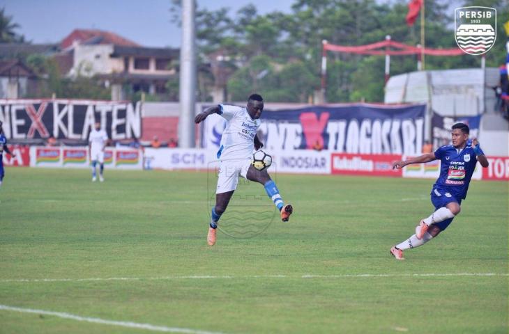 Penyerang Persib, Ezechiel N'Douassel vs PSIS Semarang, Minggu (18/11/2018). (Twitter/@persib).