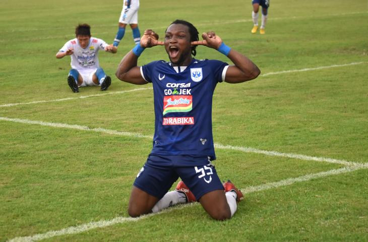 Pemain PSIS Semarang, Ibrahim Conteh (kanan) berselebrasi usai menjebol gawang klub Persib Bandung dalam pertandingan lanjutan Liga 1 Indonesia di Stadion Moch. Soebroto, Magelang, Jawa Tengah, Minggu (18/11/2018). PSIS mengalahkan Persib Bandung dengan skor 3-0 melalui gol dari Bruno Silva, Hari Nur Yulianto, dan Ibrahim Conteh. ANTARA FOTO/Aditya Pradana Putra/hp.