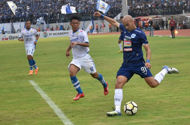 Pemain PSIS Semarang, Bruno Silva (kanan) berusaha menendang bola dengan kawalan pesepak bola Persib Bandung Henhen Herdiana (tengah) dalam pertandingan lanjutan Liga 1 Indonesia di Stadion Moch. Soebroto, Magelang, Jawa Tengah, Minggu (18/11/2018). PSIS mengalahkan Persib Bandung dengan skor 3-0 melalui gol dari Bruno Silva, Hari Nur Yulianto, dan Ibrahim Conteh. (ANTARA FOTO/Aditya Pradana Putra)