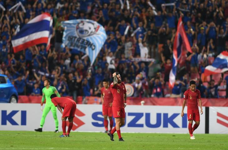 Pemain Timnas Indonesia meluapkan kekecewaan setelah gawang Indonesia dibobol Thailand dalam laga lanjutan Piala AFF 2018 di Stadion Nasional Rajamangala, Bangkok, Thailand, Sabtu (17/11/2018). Indonesia dikalahkan tuan rumah Thailand dengan skor 4-2. (ANTARA FOTO/Akbar Nugroho Gumay)