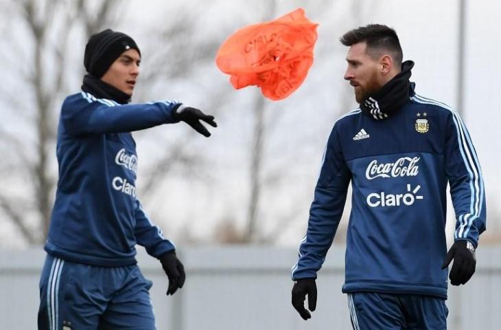 Lionel Messi dan Paulo Dybala saat sesi latihan pada  7 November 2018 (Kirill Kudryavtsev/AFP)