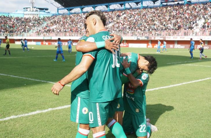 Penyerang PSS Sleman, Cristian Gonzales melakukan selebrasi sujud syukur usai mencetak gol ke gawang Persiraja Banda Aceh. PSS Sleman menjamu Persiraja Banda Aceh dalam laga terakhir Grup B babak delapan besar Liga 2 2018 di Stadion Maguwoharjo, Rabu (21/11/2018). [Stephanus Aranditio/mxkd.sbs]