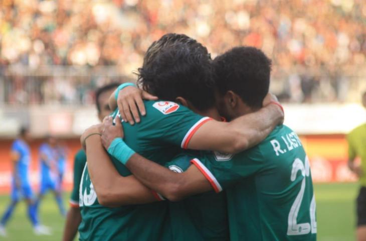 Para pemain PSS Sleman merayakan kemenangan besar atas tamunya Persiraja Banda Aceh di laga pamungkas Grup B Babak 8 Besar Liga 2 2018. Dalam laga yang digelar di Stadion International Maguwoharjo, PSS Sleman menang 5-0 atas Persiraja Banda Aceh, Rabu (21/11/2018). [Stephanus Aranditio/mxkd.sbs]