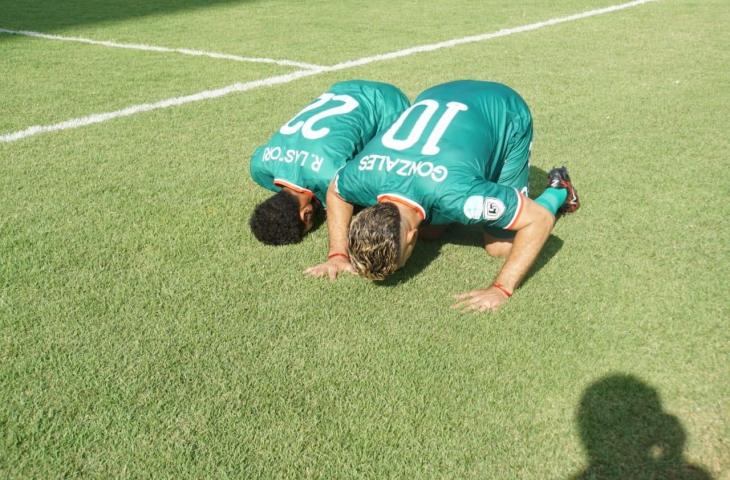 Penyerang PSS Sleman, Cristian Gonzales melakukan selebrasi sujud syukur usai mencetak gol ke gawang Persiraja Banda Aceh. PSS Sleman menjamu Persiraja Banda Aceh dalam laga terakhir Grup B babak delapan besar Liga 2 2018 di Stadion Maguwoharjo, Rabu (21/11/2018). [Stephanus Aranditio/mxkd.sbs]