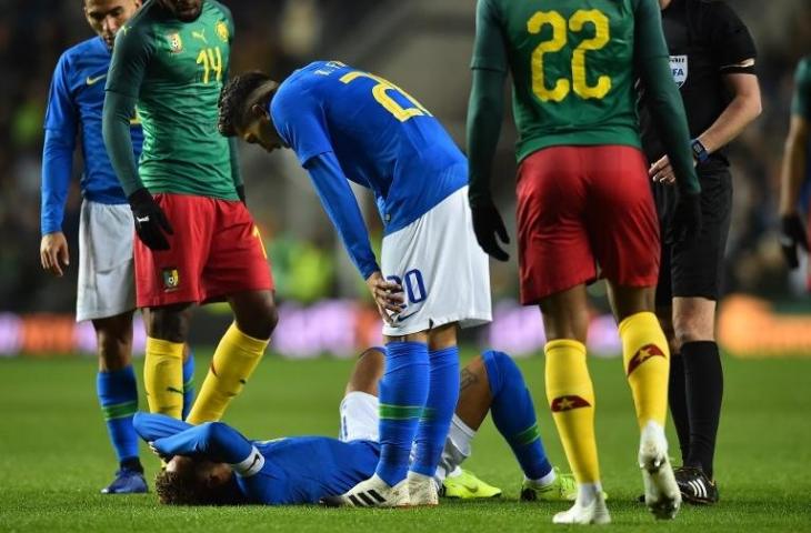 Neymar cedera ketika laga persahabatan kontra Kamerun. (Glyn Kirk/AFP).