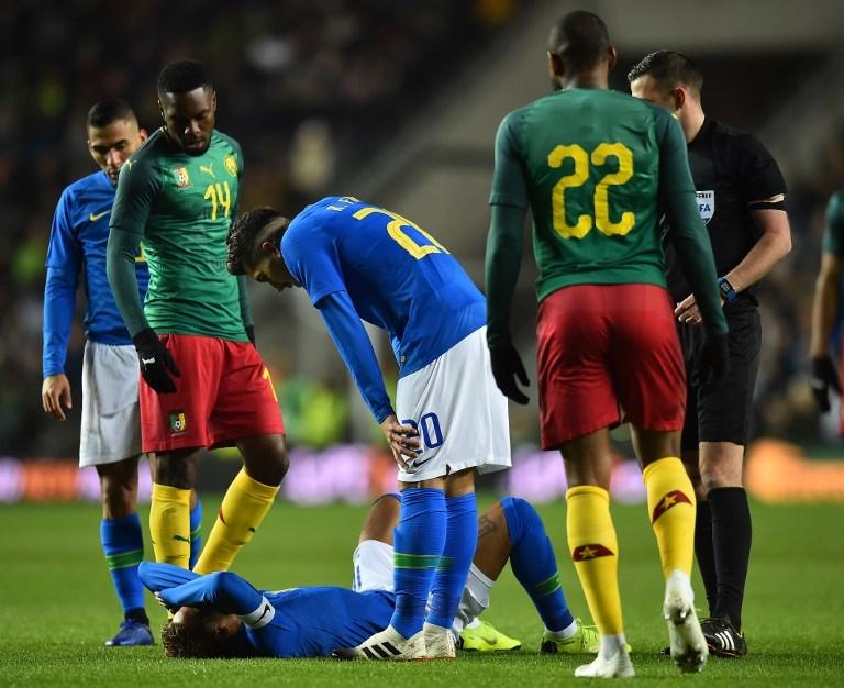 Neymar cedera ketika laga persahabatan kontra Kamerun. (Glyn Kirk/AFP).