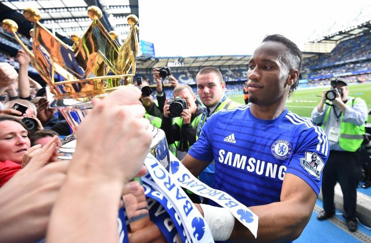 Pemain Chelsea, Didier Drogba berfoto bersama trofi liga primer Inggris pada tahun 2015 (AFP)