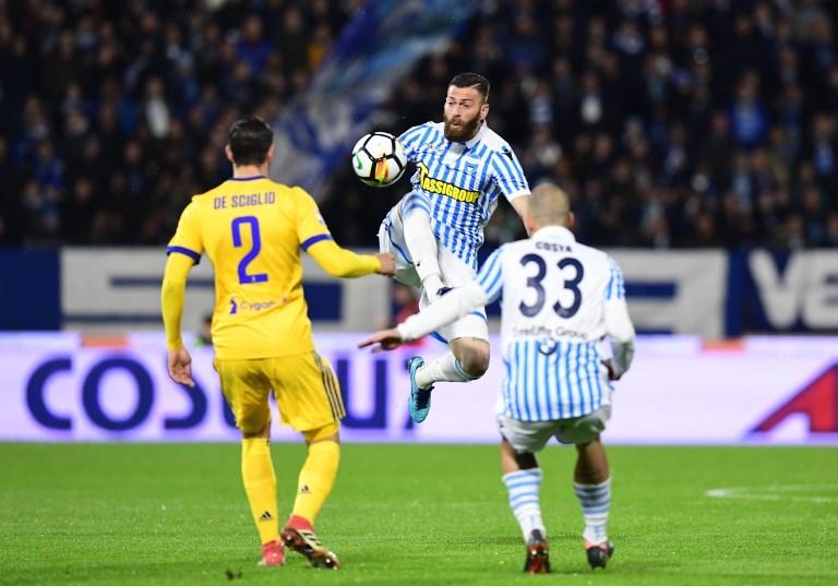 Kapten SPAL, Mirco Antenucci (tengah) saat berhadapan dengan Juventus di Serie A pada 17 Maret 2018 (Miguel Medina/AFP)