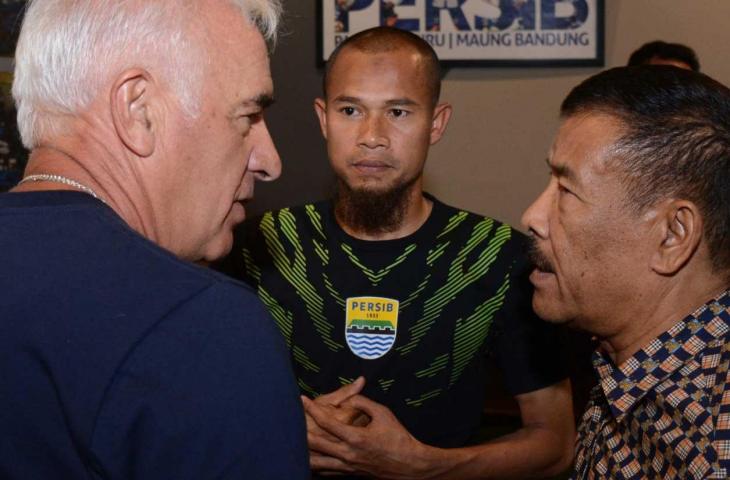 Pelatih Persib Bandung, Roberto Carlos Mario Gomez, Supardi Nasir, dan Manajer, Umuh Muchtar (Persib.co.id)