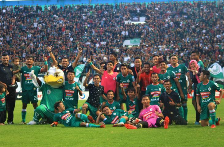 Skuat PSS Sleman berfoto bersama usai mengalahkan Persiraja Banda Aceh pada babak 8 besar Liga 2 2018 di Stadion Maguwoharjo, Sleman (Stephanus Aranditio/mxkd.sbs)