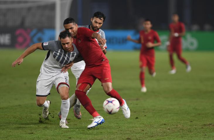 Pemain Timnas Indonesia Alberto Goncalves (kanan) berebut bola dengan Pemain Filipina Martin Steuble (kiri) dalam laga lanjutan Piala AFF 2018 di Stadion Gelora Bung Karno, Jakarta, Minggu (25/11/2018). Pertandingan berakhir dengan skor 0-0 (ANTARA FOTO/Akbar Nugroho Gumay)