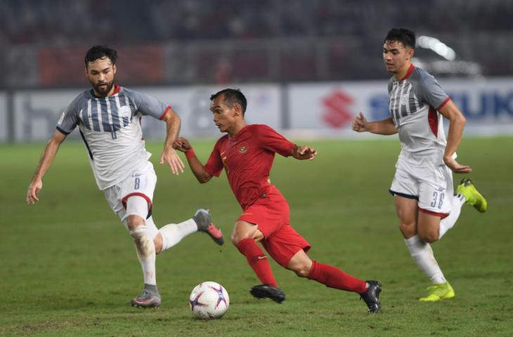 Pemain Timnas Indonesia Riko Simanjuntak (tengah) berusaha melewati hadangan dua pemain Filipina Manuel Gelito Ott (kiri) dan John Patrick Strauss (kanan) dalam laga lanjutan Piala AFF 2018 di Stadion Gelora Bung Karno, Jakarta, Minggu (25/11/2018). Pertandingan berakhir dengan skor 0-0 (ANTARA FOTO/Akbar Nugroho Gumay)