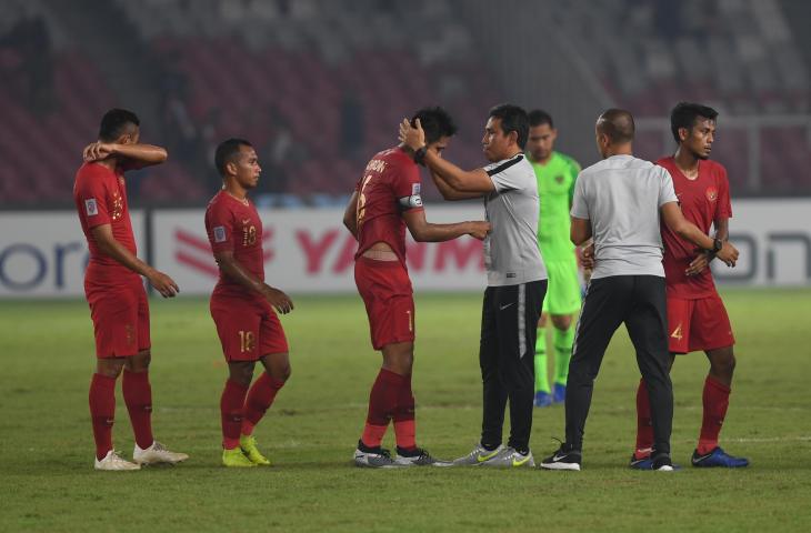 Pelatih Timnas Indonesia Bima Sakti (tengah) menenangkan para pemainnya usai laga lanjutan Piala AFF 2018 melawan Filipina di Stadion Gelora Bung Karno, Jakarta, Minggu (25/11/2018). Pertandingan berakhir dengan skor 0-0 (ANTARA FOTO/Akbar Nugroho Gumay)