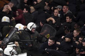 Laga AEK Athens vs Ajax Amsterdam Diwarnai Flare dan Bom Molotov