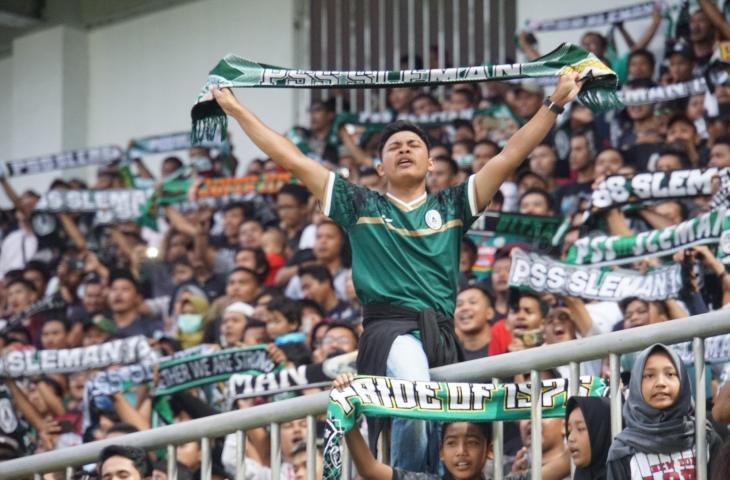 Suporter PSS Sleman menangis haru usai PSS Sleman dipastikan promosi ke Liga 1 2019. (Stephanus Aranditio/mxkd.sbs)