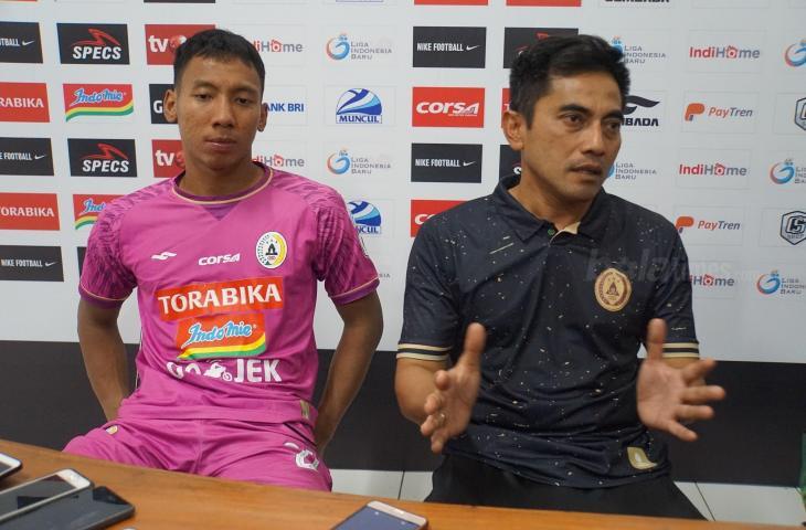 Pelatih PSS Sleman, Seto Nurdiantoro dan Kiper, Ega Rizky saat jumpa pers usai dipastikan promosi ke Liga 1 2019 (Stephanus Aranditio/mxkd.sbs)