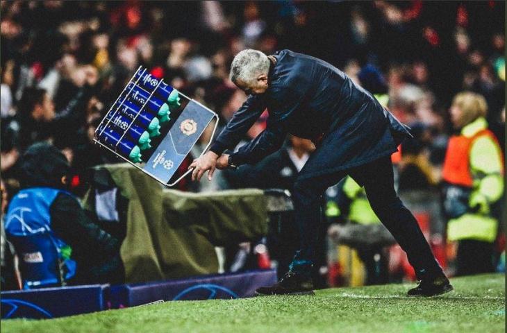 Jose Mourinho membanting rak botol minuman usai Marouane Fellaini cetak gol ke gawang Young Boys (@Sporf/Twitter)