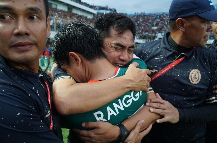 Pelatih PSS Sleman, Seto Nurdiantoro dan Rangga Muslim menangis haru usai PSS Sleman dipastikan promosi ke Liga 1 2019 (Stephanus Aranditio/mxkd.sbs)