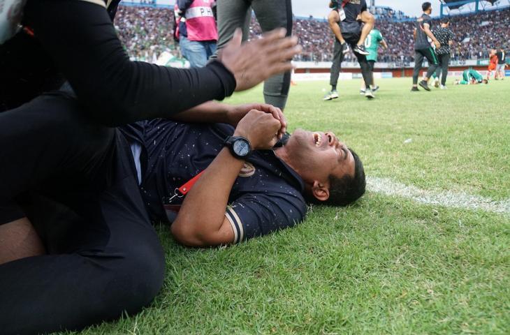 Pelatih PSS Sleman, Seto Nurdiantoro menangis haru usai PSS Sleman dipastikan promosi ke Liga 1 2019 (Stephanus Aranditio/mxkd.sbs)