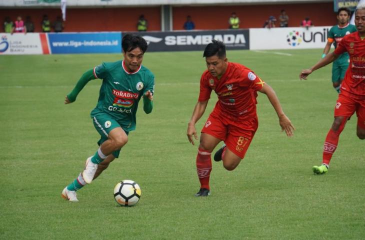 Pemain PSS Sleman, Hamdan Zamzani berebut bola dengan pemain Kalteng Putra, Yericho Christiantoko pada laga leg kedua semifinal Liga 2 yang dihelat di Stadion International Maguwoharjo, Sleman, Rabu (28/11/2018). [Stephanus Aranditio/mxkd.sbs]