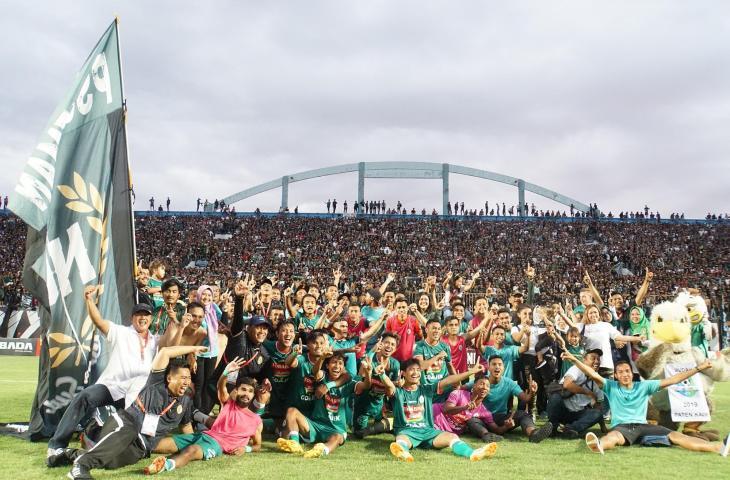 Skuat PSS Sleman berfoto bersama usai dipastikan promosi ke Liga 1 (Stephanus Aranditio/mxkd.sbs)