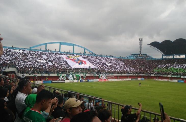 Koreografi Sleman Fans untuk PSS Sleman. [Andiarsa Nata/mxkd.sbs]