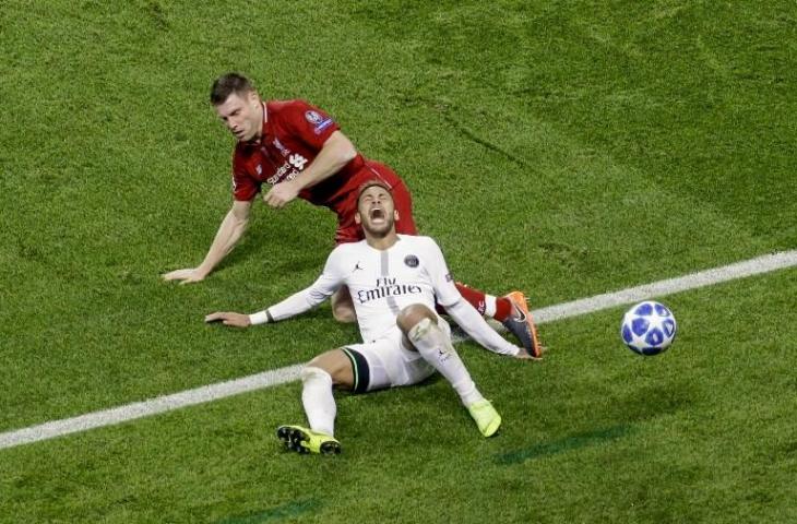 Neymar saat mendapatkan tackle dari gelandang Liverpool, Jordan Henderson (Geoffroy Van Der Hasselt/AFP)