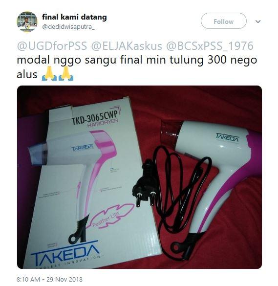 Barang-barang unik yang dijual oleh suporter PSS Sleman (@UGDforPSS/Twitter)