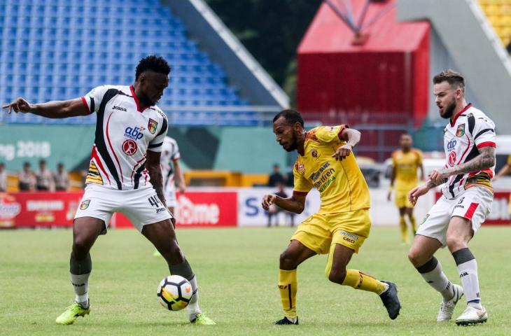 Pemain Sriwijaya FC Nur Iskandar (tengah) berebut bola dengan Pemain Mitra Kukar FC Danny Sean Guthrie (kanan) dan Mauricio Aparecido Maciel Leal (kiri) saat pertandingan Liga 1 2018 di Stadion Gelora Sriwijaya Jakabaring (GSJ), Palembang, Sumatra Selatan, Senin (30/11/2018). Sriwijaya FC menang atas Mitra Kukar FC dengan skor 3-1. (ANTARA FOTO/Nova Wahyudi)