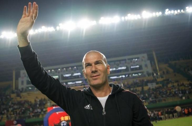 Zinedine Zidane melambaikan tangan saat di berada sebuah acara yang berlangsung di Chinese University of Football Association di Guangzhou pada 30 November 2018. (AFP)