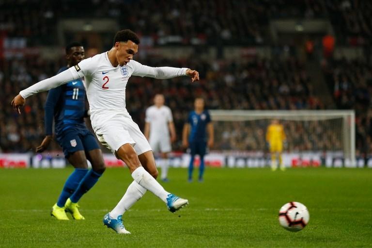 Tendangan Trent Alexander-Arnold yang berhasil membobol gawang Amerika Serikat pada 15 November 2018 (Ian Kington/AFP)