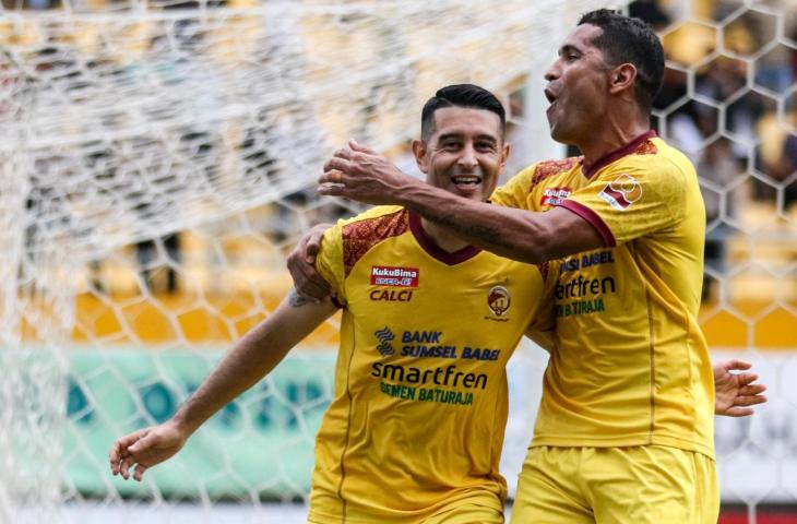 Pemain Sriwijaya FC Esteban Vizcara (kiri) melakukan selebrasi bersama rekan satu timnya Alberto Goncalves Da Costa (kanan) seusai mencetak gol kegawang Mitra Kukar FC saat pertandingan Liga 1 2018 di Stadion Gelora Sriwijaya Jakabaring (GSJ), Palembang, Sumatra Selatan, Senin (30/11/2018). Sriwijaya FC menang atas Mitra Kukar FC dengan skor 3-1. (ANTARA FOTO/Nova Wahyudi)