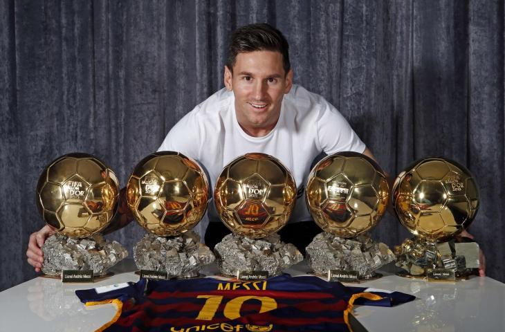 Lionel Messi berfoto bersama lima trofi Ballon d'Or miliknya (AFP)