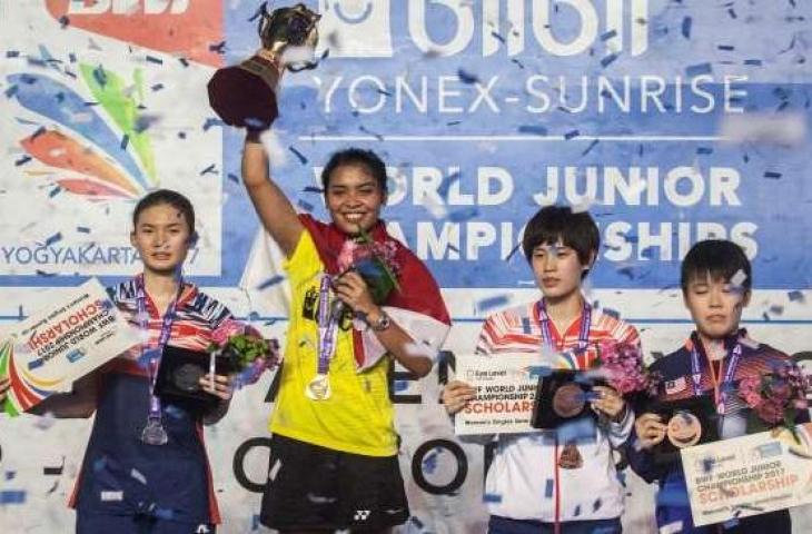 Pebulutangkis tunggal putri Indonesia, Gregoria Mariska Tunjung, mengangkat piala usai memenangi laga final BWF World Junior Championships 2017 di GOR Amongrogo, Yogyakarta, Minggu (22/10/2017). [Antara/Andreas Fitri Atmoko]