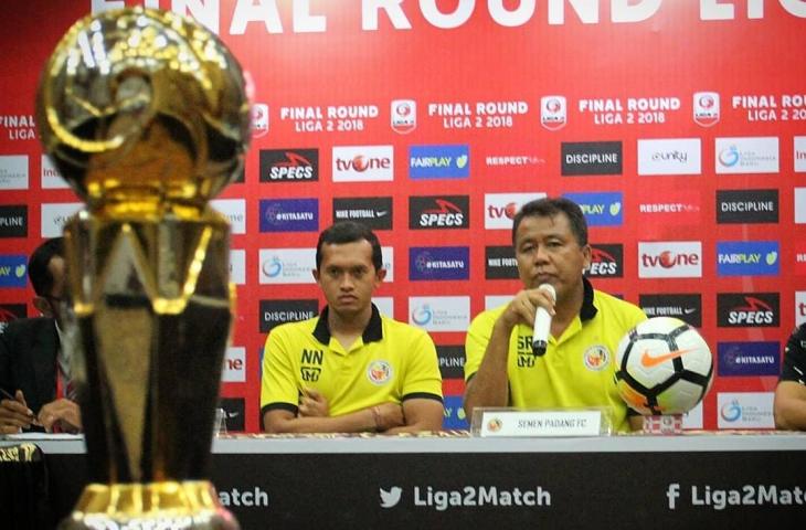 Pelatih Semen Padang, Syafrianto Rusli saat konferensi pers jelang laga final Liga 2 2018 melawan PSS Sleman (@semenpadangfcid/Instagram)