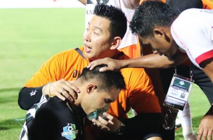 Andritany Ardhyasa mendapat perawatan saat mengalami sesak nafas di laga melawan Bali United (Sumber: persija.id)