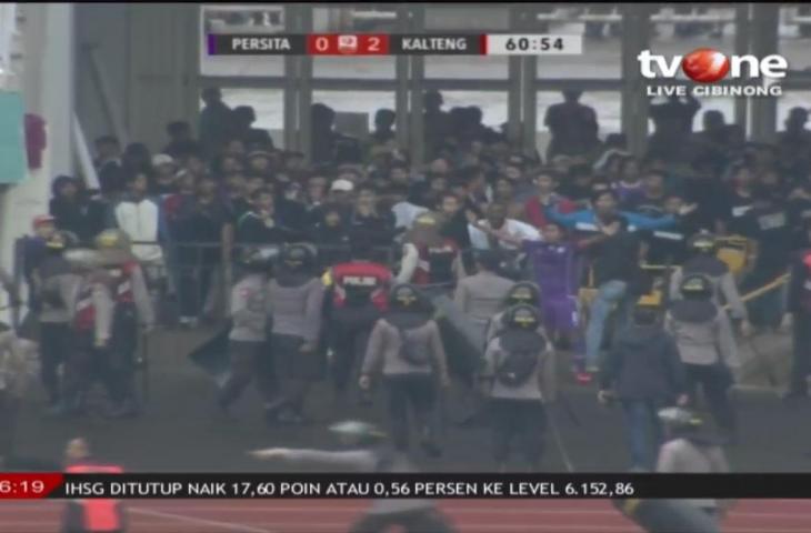 Suporter memasuki lapangan saat Persita Tangerang vs Kalteng Putra (tvone)