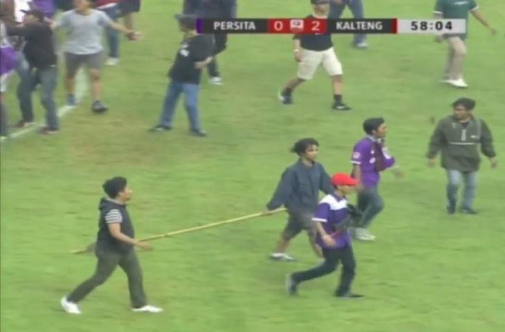 Suporter memasuki lapangan saat Persita Tangerang vs Kalteng Putra (tvone)