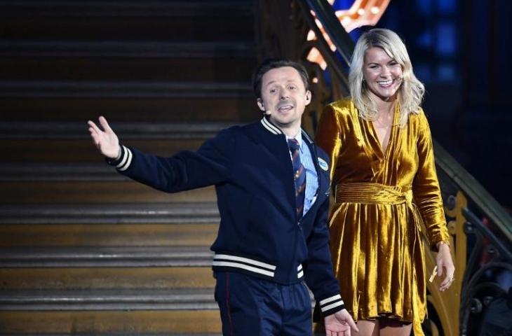 Pemain Olympique Lyon, Ada Hegerberg (kanan) dan DJ Martin Solveig (kiri) saat acara penghargaan Ballon d'Or 2018 pada 3 Desember 2018 (Franck Fife/AFP)