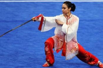 Emak-emak Mirip Lindswell Kwok Ini Jago Banget Wushu