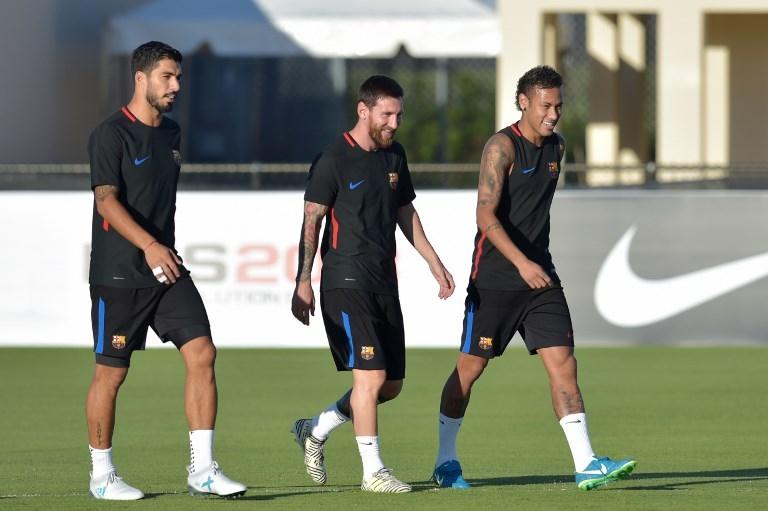 Luis Suarez, Lionel Messi, dan Neymar saat sesi latihan Barcelona di Miami, Florida pada 27 Juli 2017 (Hector Retamal/AFP)