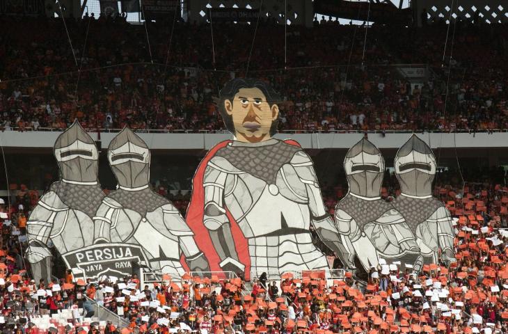 Suporter Persija Jakarta yang tergabung dalam The Jakmania melakukan gerakan koreografi saat mendukung timnya melawan Persela Lamongan dalam pertandingan lanjutan Liga 1 Indonesia di Stadion Utama Gelora Bung Karno, Jakarta, Selasa (20/11/2018). Persija Jakarta mengalahkan Persela Lamongan dengan skor 3-0. (ANTARA FOTO/Galih Pradipta)