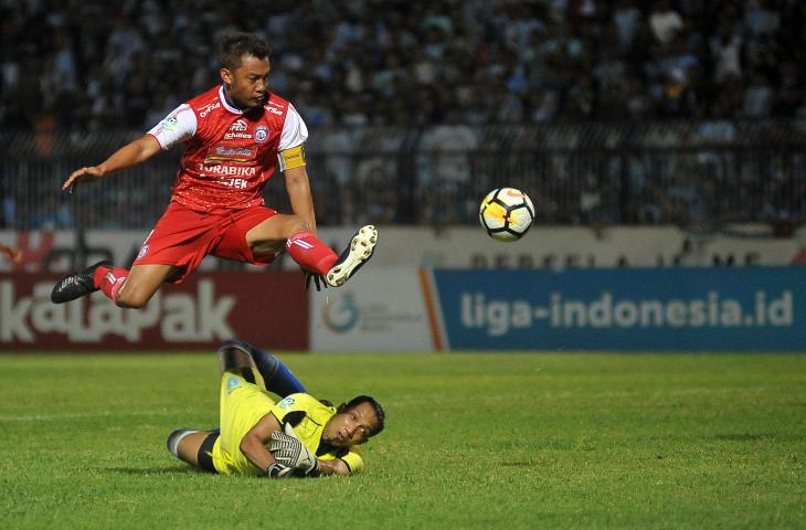 Pemain Persela Lamongan Dwi Kuswanto (bawah) berusaha menghentikan bola dari Pemain Arema FC Hamka Hamzah (atas) dalam lanjutan Liga 1 Indonesia di Stadion Surajaya, Lamongan, Jawa Timur, Jumat (16/11/2018). Persela menang atas Arema FC dengan skor 4-0. (ANTARA FOTO/M Risyal Hidayat)